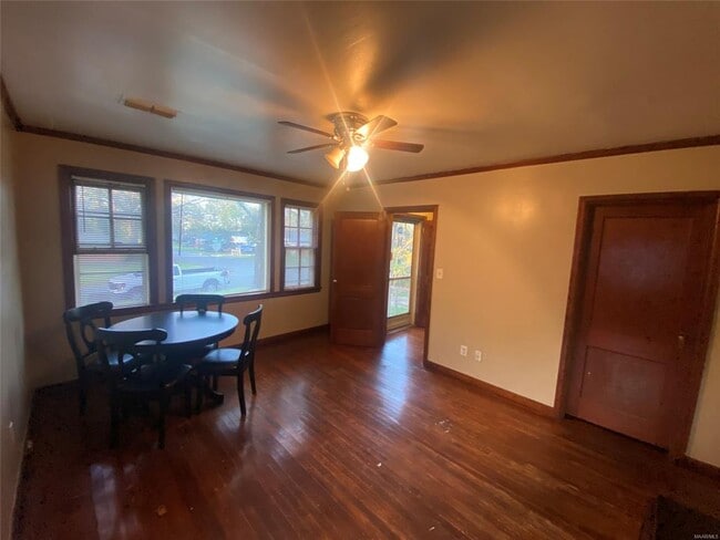 Photo - 2076 Midway St