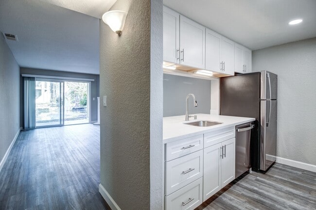 Building Photo - Round Hill Creek Apartments