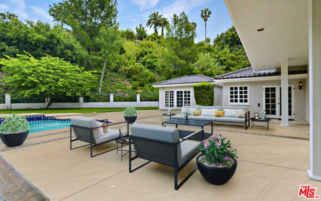400 Evelyn Pl