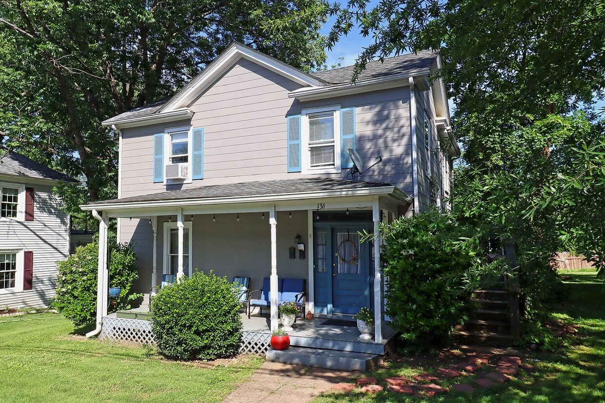 Charming Apartment in the Heart of Belmont - Charming Apartment in the Heart of Belmont