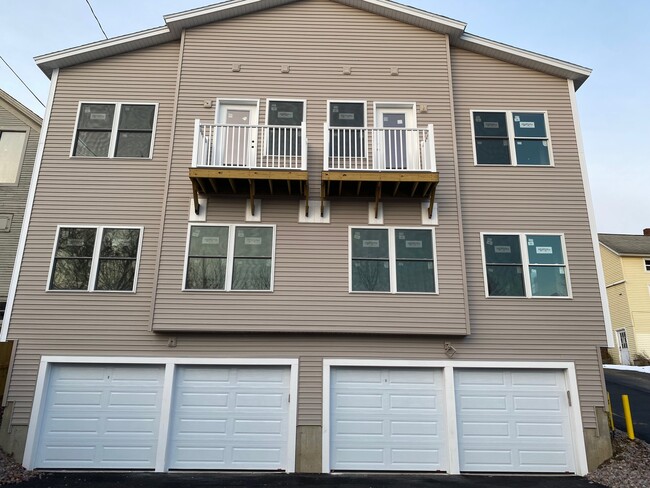 Building Photo - 14 E Spring St Unit H