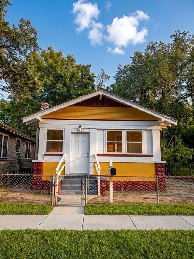 1427 8th St W