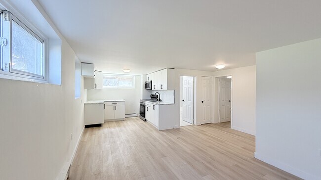 Building Photo - 359 Hilton Ave Unit 5