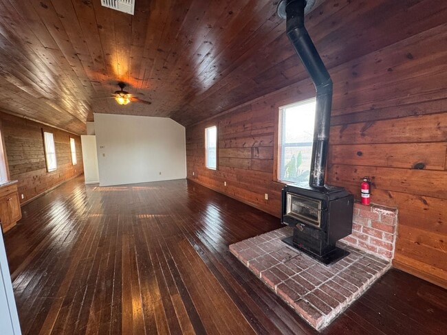 Building Photo - 4 bed 1 bath house in S. Yuba City