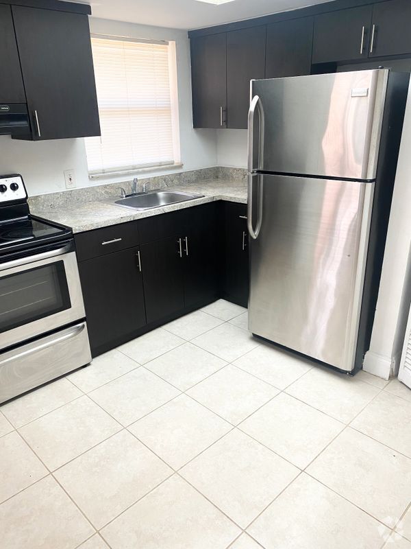 Building Photo - 101 NE 41st St Rental
