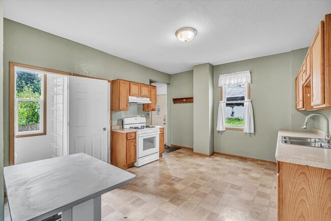 Photo - 1104 W 4th St