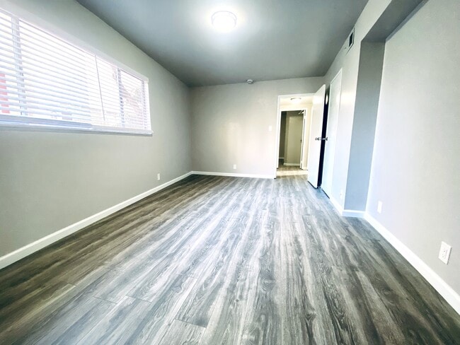 Photo - Lakeshore Gardens