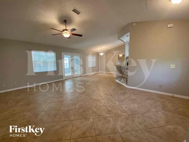 Photo - 944 Devonshire Way