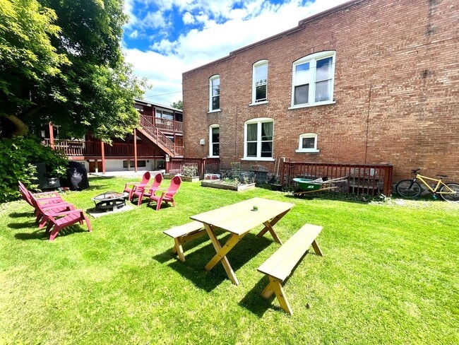 Photo - Light Filled Top Floor 1 Bedroom in Unbeatable Hip Strip Location! Unidad B201