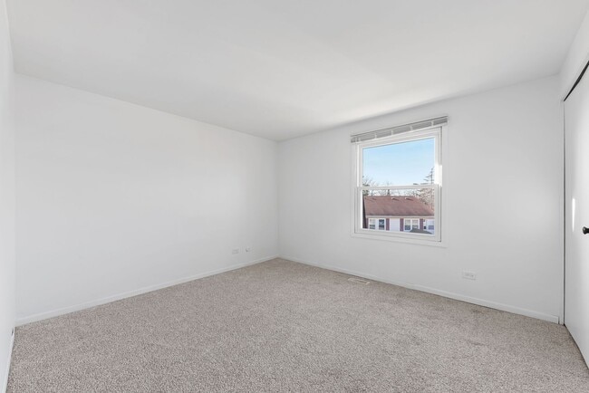 Photo - Townhouse in Hoffman Estates