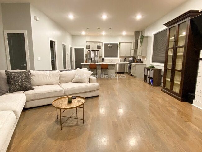 Building Photo - 809 21st Ave N