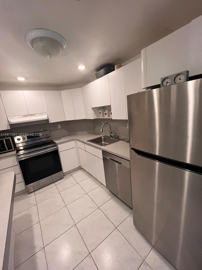 Building Photo - 300 Bayview Dr Unit 611