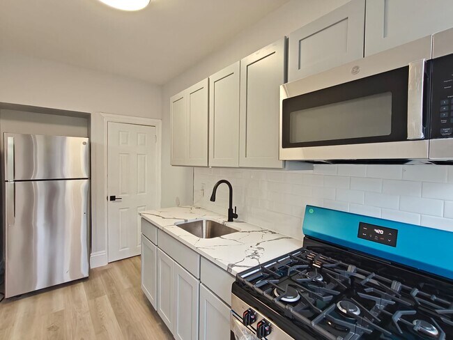 Photo - 5818 Addison St