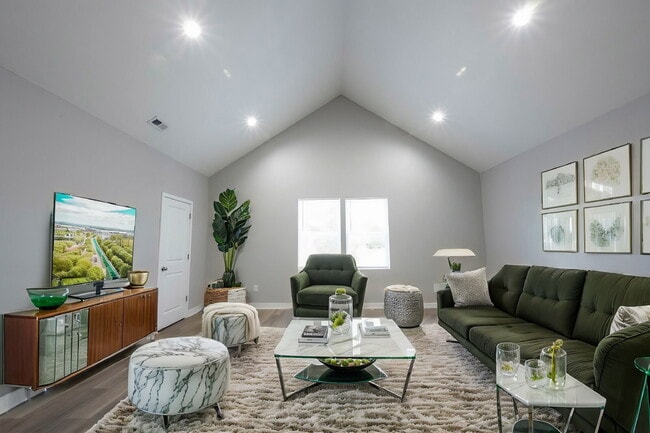 Photo - "Charming 3-Bedroom Duplex with 2 Full Baths in Prime Indianapolis Location!" Unidad B