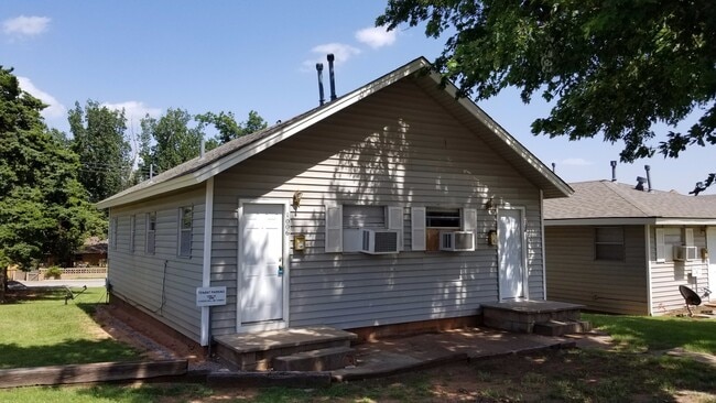 Building Photo - 1 bedroom duplex Across St.from SWOSU