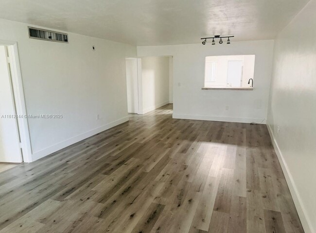 Building Photo - 1550 NE 191st St Unit 303 Rental