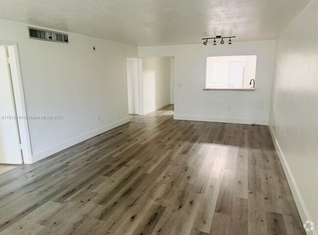 Building Photo - 1550 NE 191st St Unit 303 Rental