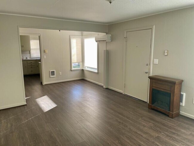 Photo - 1040 Spruce St NE