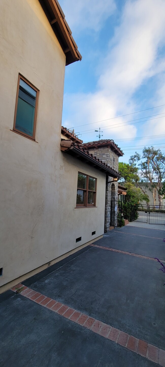 Building Photo - 8647 Higuera St Unit B