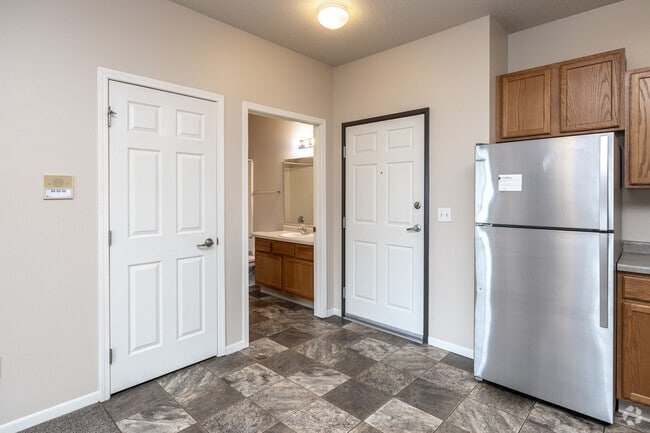 2BR, 2BA - 890SF - Dining Area - Courtyard Apartments on Belsly