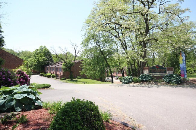 Photo - OAK MANOR -- 052