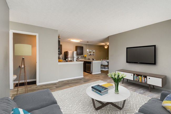 Living Area - Estates at Brentwood Lake Apartments