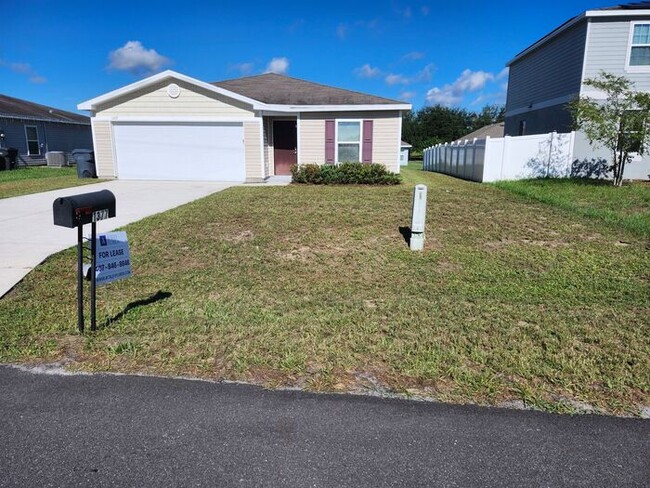 Building Photo - Comfortable and spacious Home in Poinciana Village 7