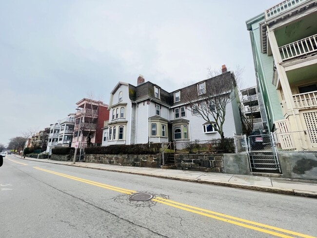 Photo - NEWLY RENOVATED 4-BED PENTHOUSE UNIT WITH EASY ACCESS TO HIGHWAY AND PUBLIC TRANSPORTATION!