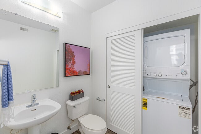 1BR, 1.5BA - 865SF - Bathroom