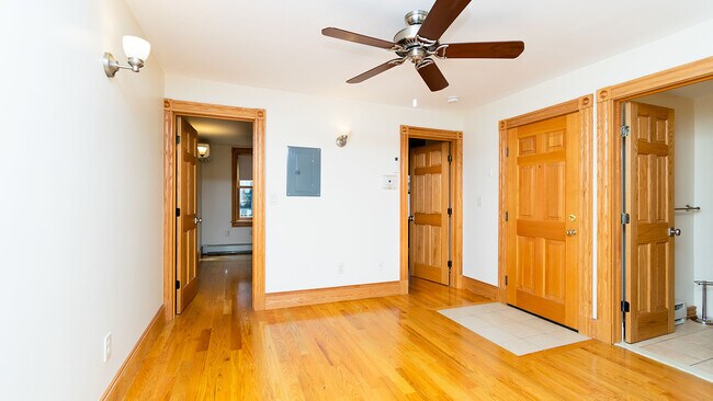 Building Photo - 29 Phillips St Unit 3 Rental