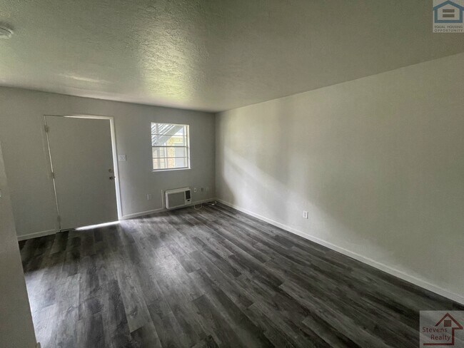 Photo - 1502 NW Kingsbury Ave Unit 2