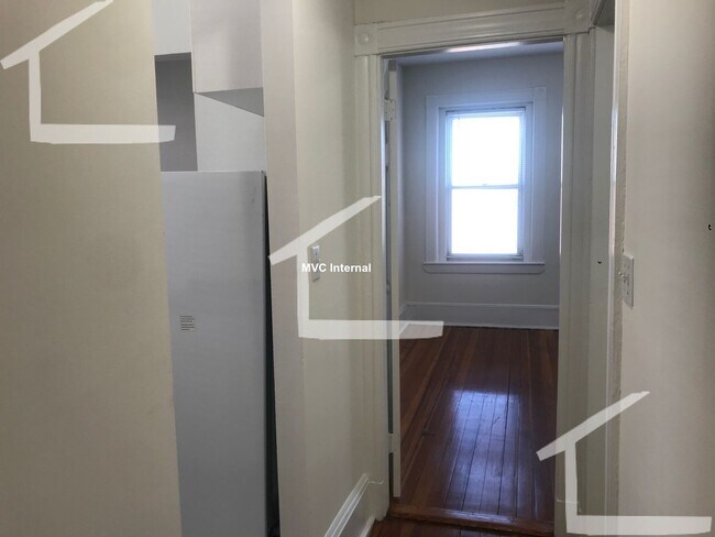Photo - Spacious 1 Bed Seconds From The Green Line