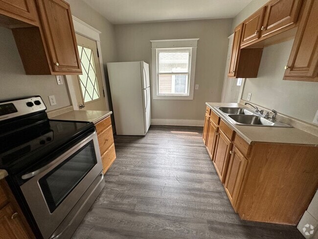 Building Photo - Recently Remodeled 4-Bedroom, 1.5-Bathroom... Rental