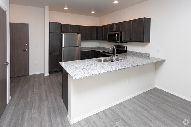 2BR, 2BA - 913SF