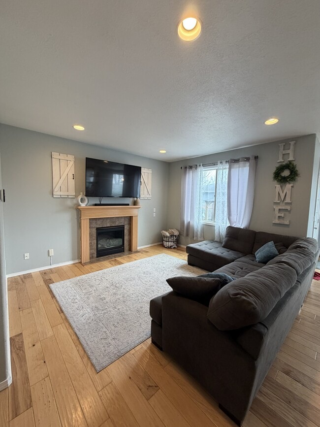 Photo - 7396 Pineview St NE