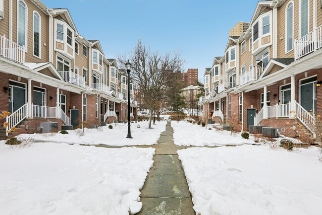 Photo - 273 Roslyn Ct