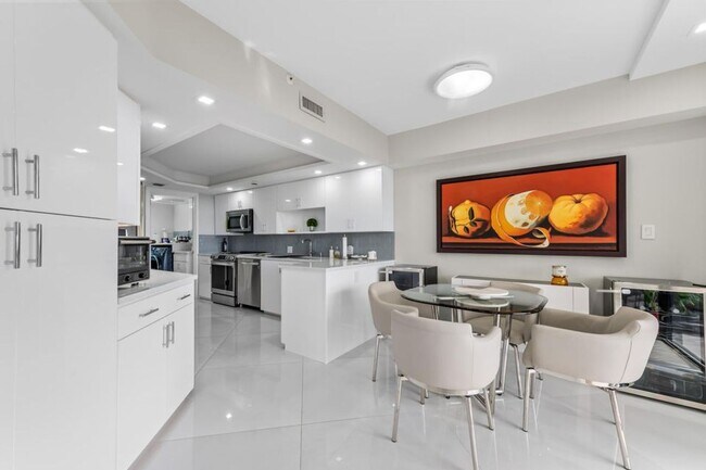 Photo - 1900 Consulate Pl