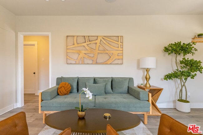 Photo - 725 N Harvard Blvd