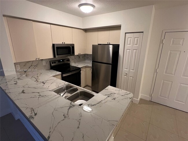 Photo - 11060 SW 196th St Unidad 611