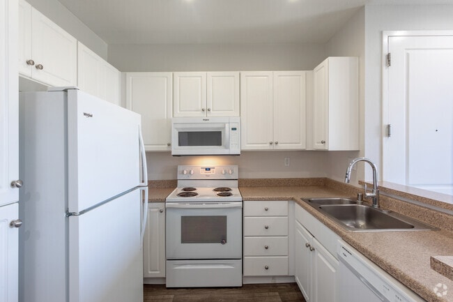 1BR, 1BA - 790SF