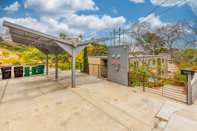 Cuatro plazas de aparcamiento - 3805 Keating St