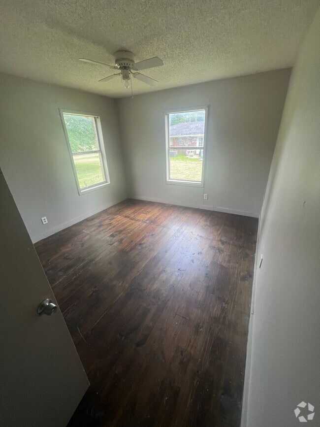 Building Photo - 2 Bedroom Home -ALL UTILITIES INCLUDED! Unit 107 washington