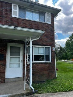 Building Photo - Nice 2 bedroom 1 Bath Townhome