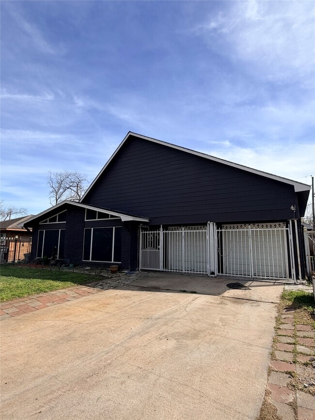 Building Photo - 618 Sulphur St