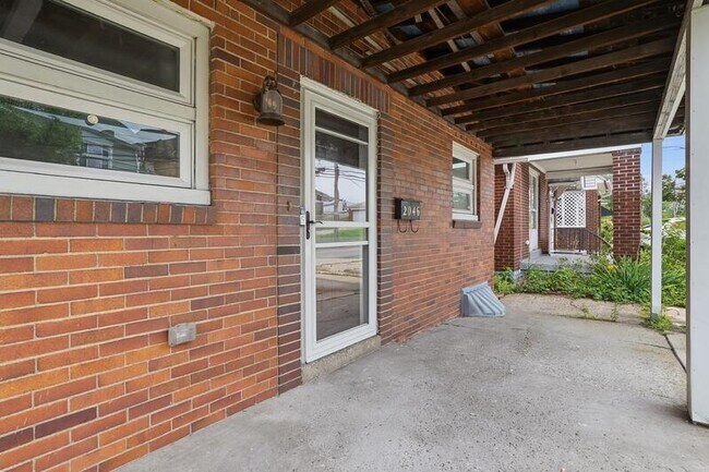 2046 Pioneer Ave