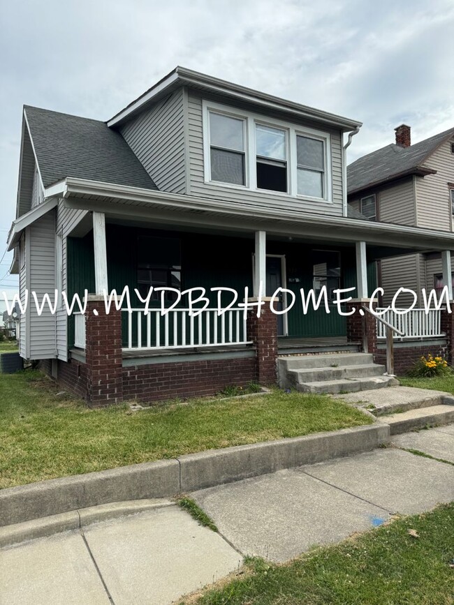 Photo - 950 Burgess St House