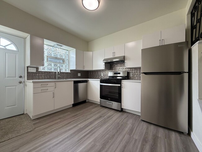 Building Photo - Newly updated 2BR house with yard, off str...