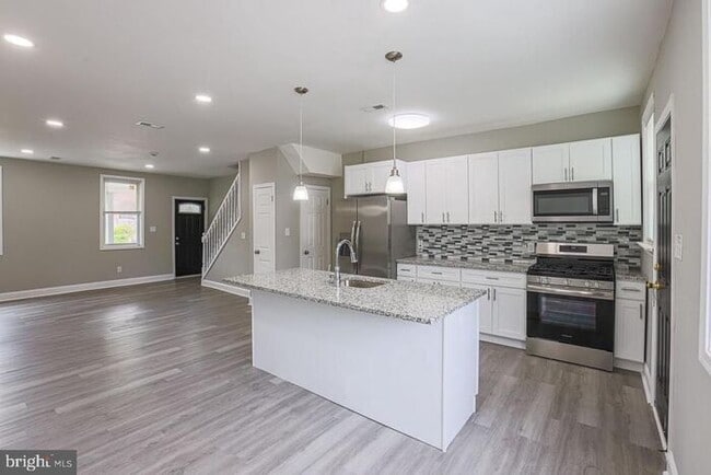 Building Photo - 4 Bedroom Beautiful Home