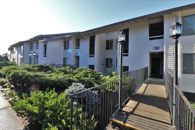 Building Photo - Amazing Views! 2 Bedroom Now Available! Unit B203 Rental