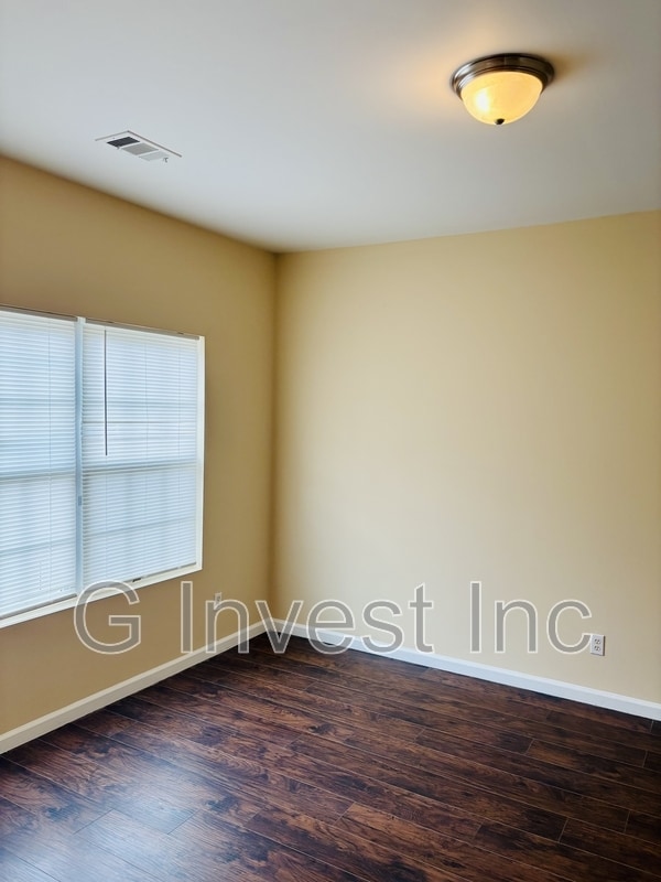 Photo - 4995 Upper Elm St